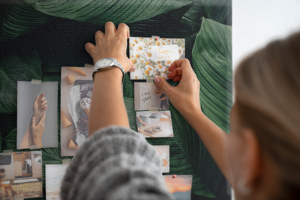 Kork-Pinnwand mit Motiv aus dichtem grünen Blättergeflecht