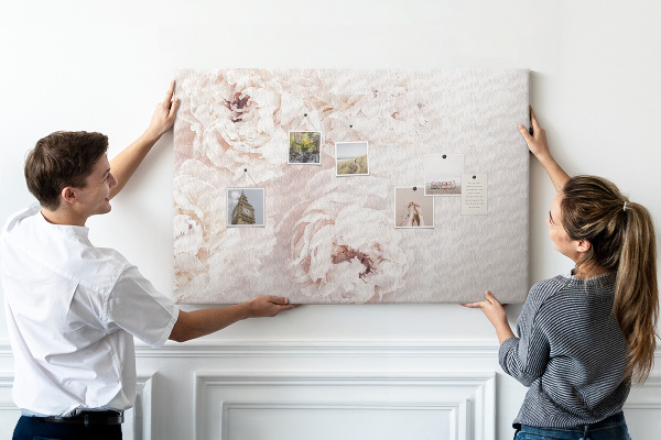Bild mit Korkrückwand zarte weiße Pfingstrosen auf hellem Hintergrund