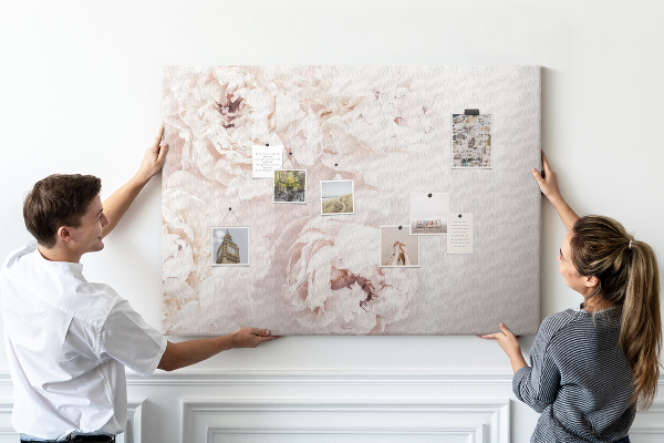 Bild mit Korkrückwand zarte weiße Pfingstrosen auf hellem Hintergrund