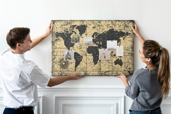 Korktafel mit Motiv einer antiken Weltkarte in Schwarz und Gold
