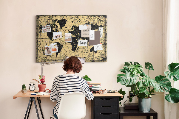 Korktafel mit Motiv einer antiken Weltkarte in Schwarz und Gold