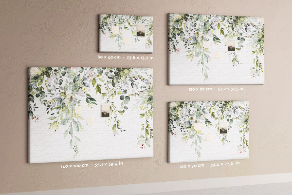 Korktafel mit Motiv aus grünen Blättern und zarten Blüten