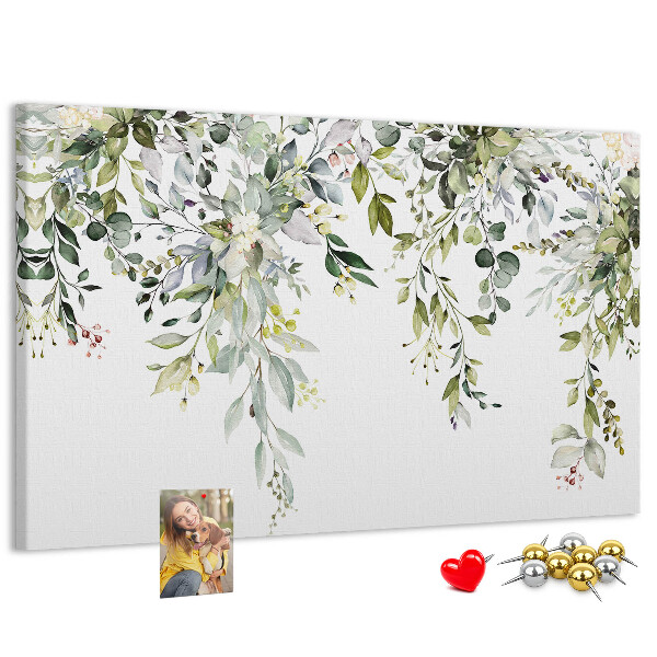 Korktafel mit Motiv aus grünen Blättern und zarten Blüten