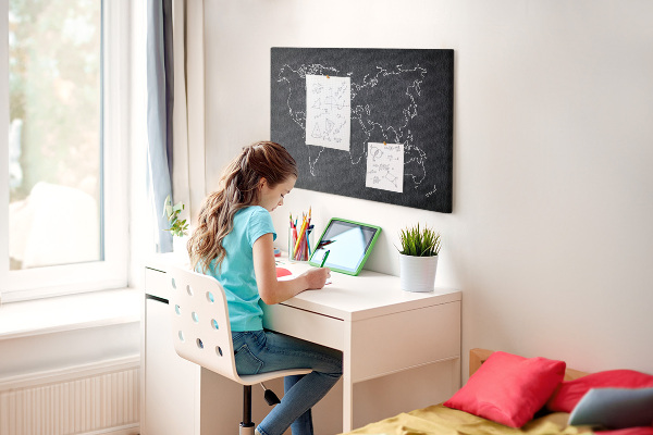 Weltkarte mit Korkrückwand auf einem Tafelhintergrund