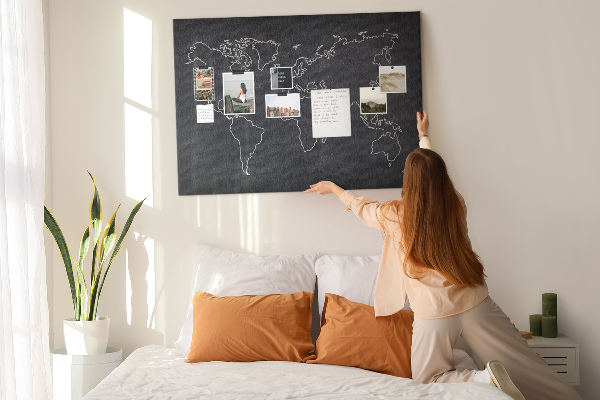 Weltkarte mit Korkrückwand auf einem Tafelhintergrund