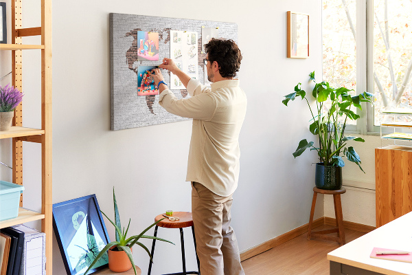 Weltkarte mit Korkrückwand Motiv Backsteinmauer