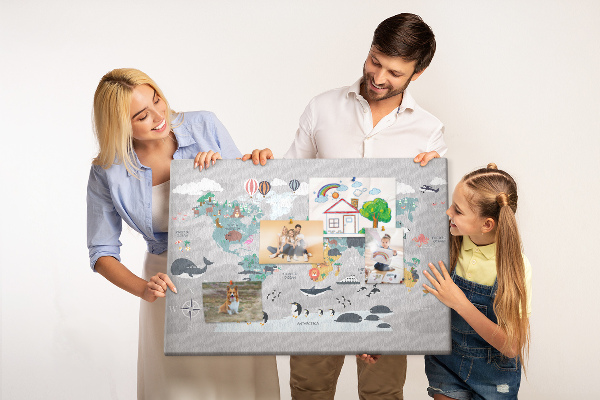Weltkarte mit Tierillustrationen auf Korkrückwand