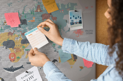 Weltkarte mit Tierillustrationen auf Korkrückwand