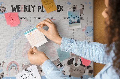 Korktafel mit fröhlichen Waschbären als Wochenplaner