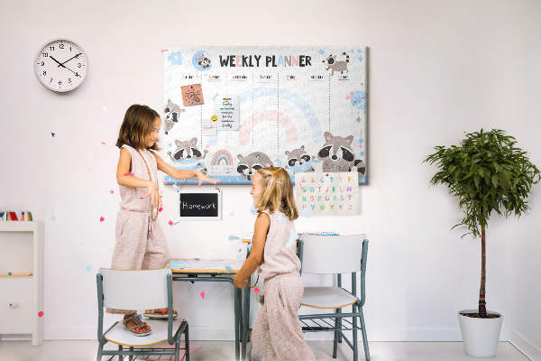 Korktafel mit fröhlichen Waschbären als Wochenplaner