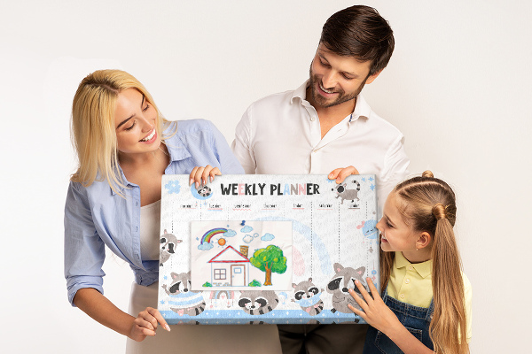 Korktafel mit fröhlichen Waschbären als Wochenplaner