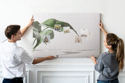 Kork-Pinnwand zarte Blätter auf minimalistischem Hintergrund
