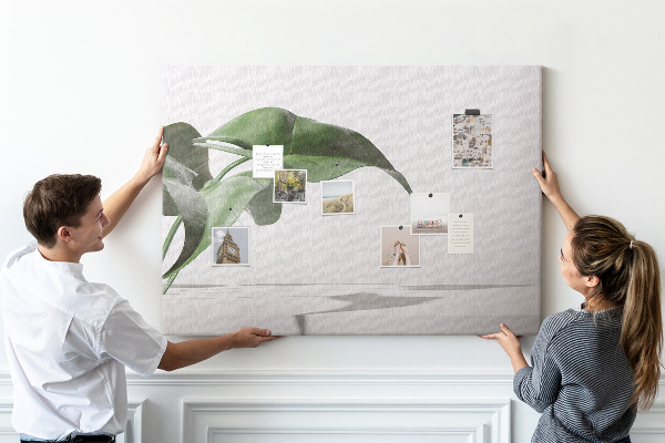 Kork-Pinnwand zarte Blätter auf minimalistischem Hintergrund