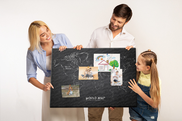 Weltkarte mit Korkrückwand auf schwarzem Hintergrund