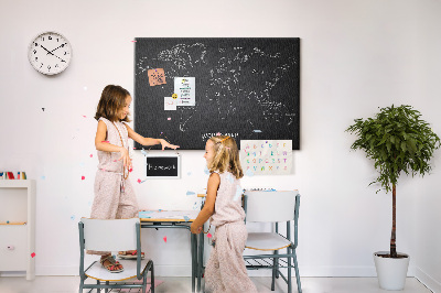 Weltkarte mit Korkrückwand auf schwarzem Hintergrund