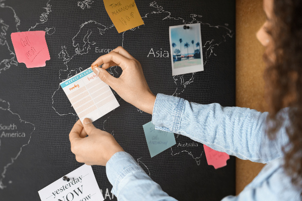 Weltkarte mit Korkrückwand auf schwarzem Hintergrund
