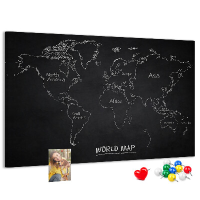 Weltkarte mit Korkrückwand auf schwarzem Hintergrund