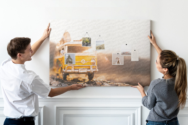 Korktafel ein gelber Bus im Schein der untergehenden Sonne
