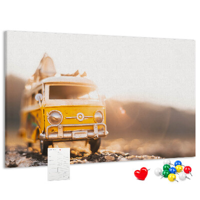 Korktafel ein gelber Bus im Schein der untergehenden Sonne