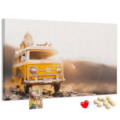Korktafel ein gelber Bus im Schein der untergehenden Sonne