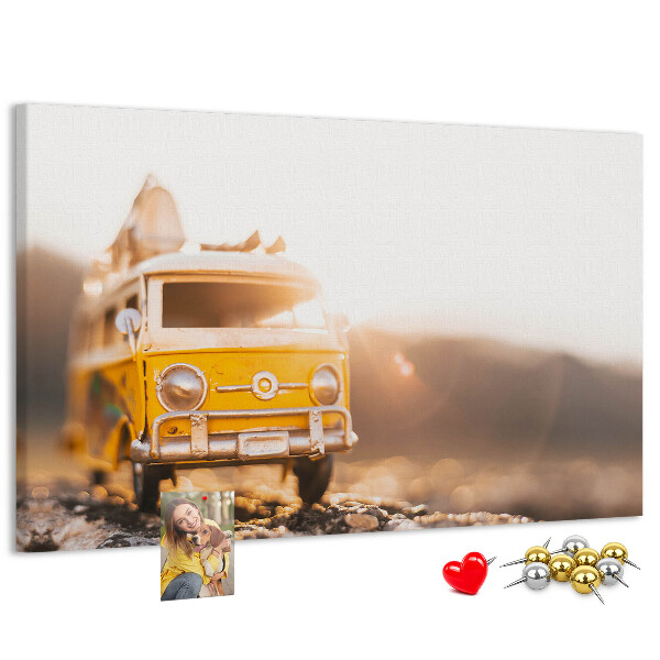 Korktafel ein gelber Bus im Schein der untergehenden Sonne