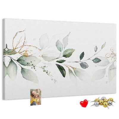 Korktafel mit zarten Blättern und goldenen Akzenten