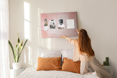 Korktafel mit rosa Hintergrund und zarten Goldakzenten