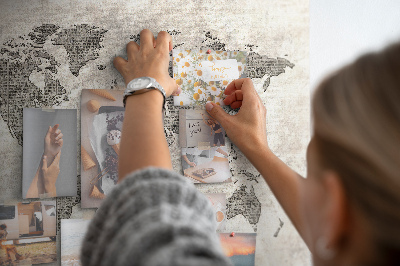 Weltkarte mit Zeitungstextur auf Korkrückwand