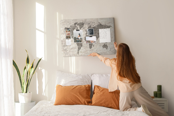 Weltkarte mit Zeitungstextur auf Korkrückwand