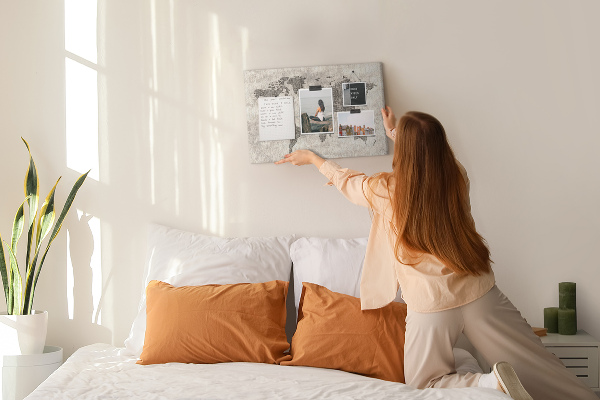 Weltkarte mit Zeitungstextur auf Korkrückwand