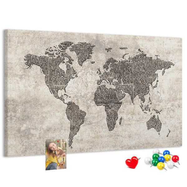 Weltkarte mit Zeitungstextur auf Korkrückwand