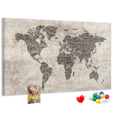 Weltkarte mit Zeitungstextur auf Korkrückwand