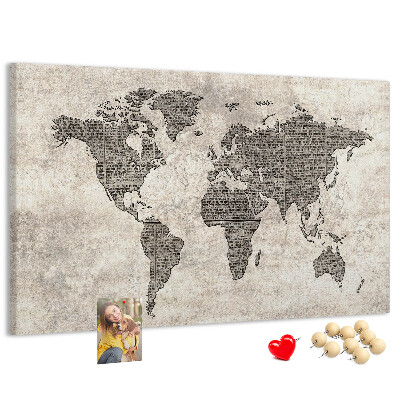 Weltkarte mit Zeitungstextur auf Korkrückwand