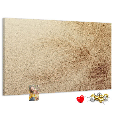 Korktafel mit zartem Palmenmuster im Sand
