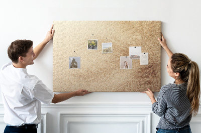 Korktafel mit zartem Palmenmuster im Sand