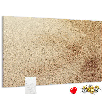 Korktafel mit zartem Palmenmuster im Sand