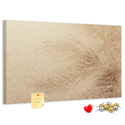 Korktafel mit zartem Palmenmuster im Sand