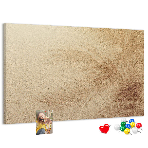 Korktafel mit zartem Palmenmuster im Sand