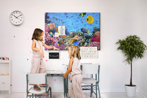 Korktafel mit Motiv einer tropischen Unterwasserwelt voller Farben und Fische
