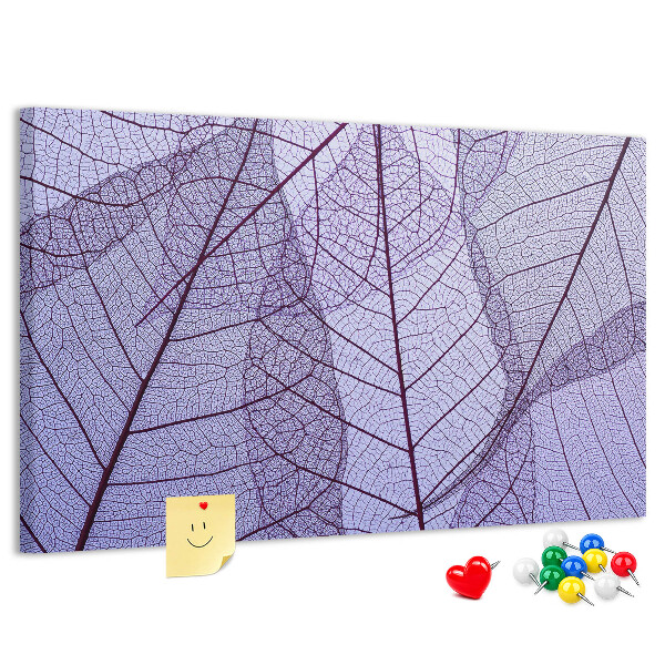 mit zartem Blattmuster auf violettem Hintergrund