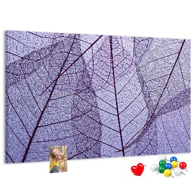 Korktafel mit zartem Blattmuster auf violettem Hintergrund