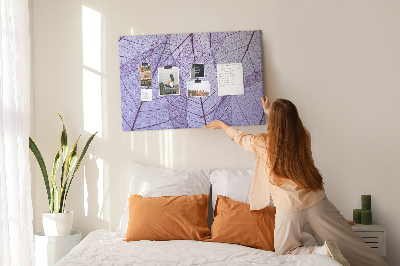 Korktafel mit zartem Blattmuster auf violettem Hintergrund