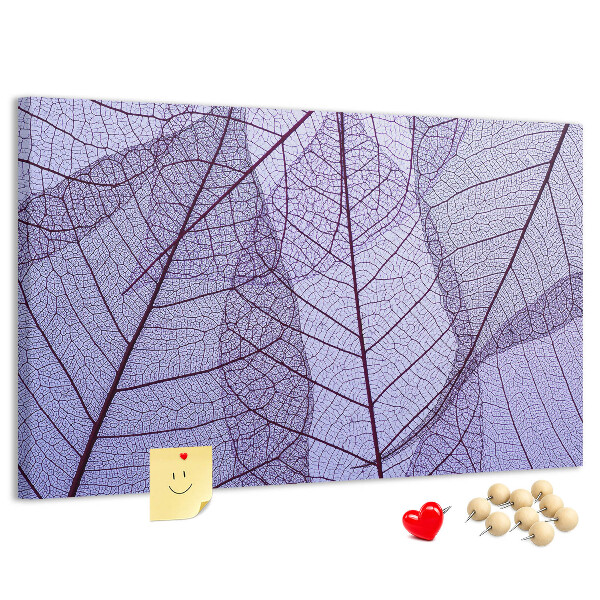 Korktafel mit zartem Blattmuster auf violettem Hintergrund