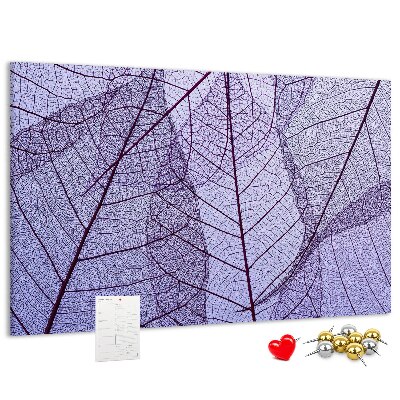 Korktafel mit zartem Blattmuster auf violettem Hintergrund