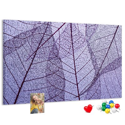 Korktafel mit zartem Blattmuster auf violettem Hintergrund