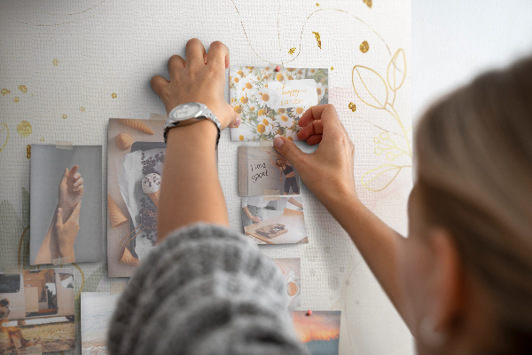 Bild mit Korkrückwand zarte Blüten auf pastellfarbenem Hintergrund