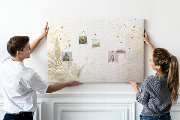 Bild mit Korkrückwand zarte Blüten auf pastellfarbenem Hintergrund