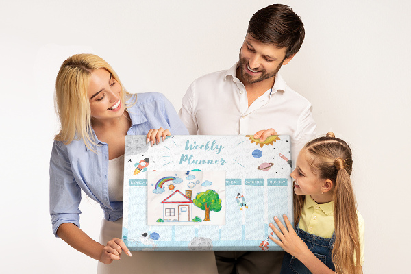 Korktafel mit Weltraum-Wochenkalender und Raketenmotiv