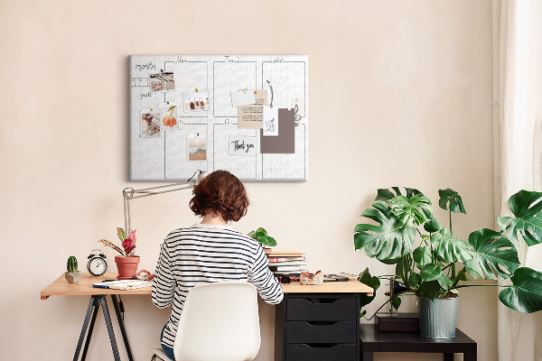 Planer mit Raster und Korkrückwand zur Organisation Ihrer Zeit