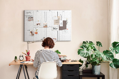 Planer mit Raster und Korkrückwand zur Organisation Ihrer Zeit